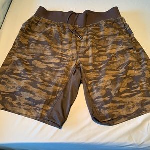 lululemon - Men’s L T.H.E. Short Lined - Green Camo